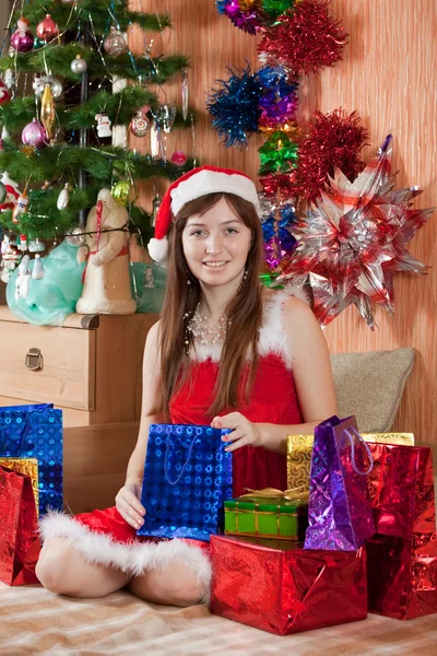 Menina com presentes de Natal — Fotografia de Stock