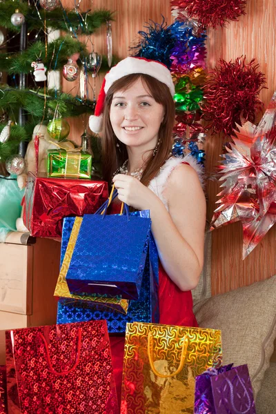 Дівчина з різдвяними подарунками — стокове фото