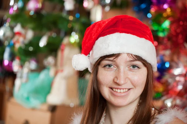 Porträtt av flicka i santa hatt — Stockfoto