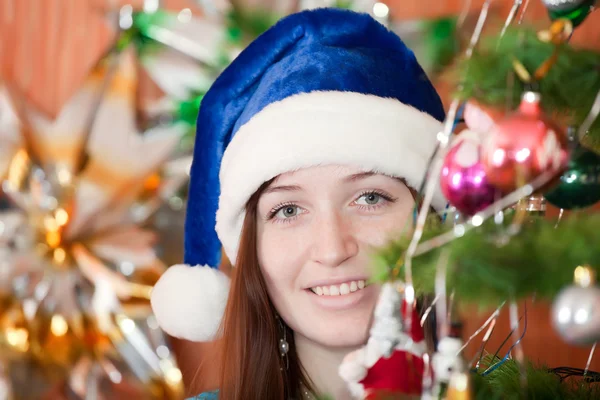 Menina de chapéu de Natal azul — Fotografia de Stock