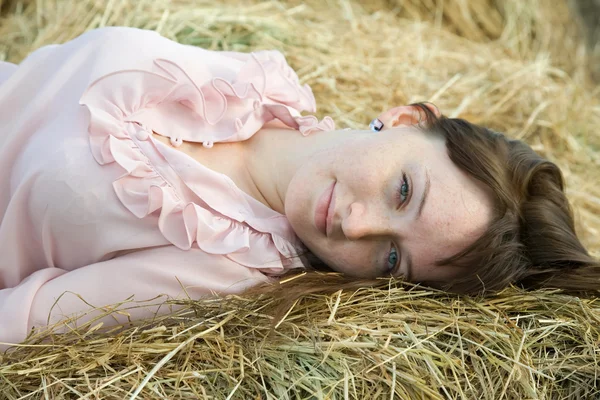 Деревенская девушка на сене — стоковое фото