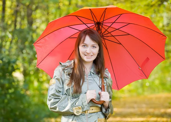 Девушка с зонтиком осенью — стоковое фото