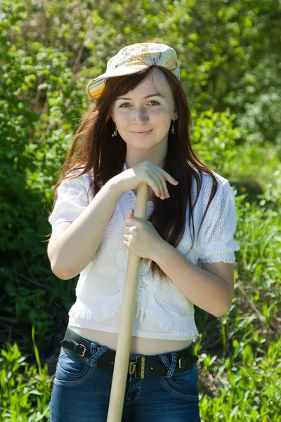 Kadın yaz aylarında spade ile — Stok fotoğraf