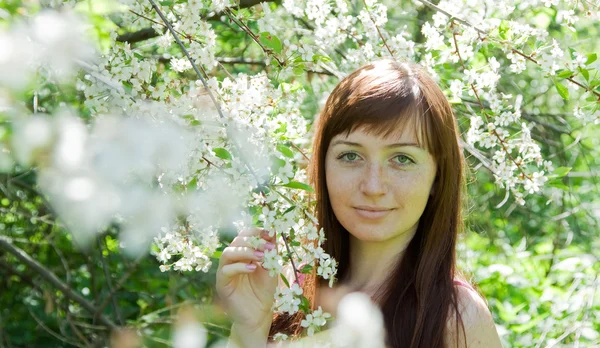 Retrato de la mujer en el jardín en flor — Foto de Stock