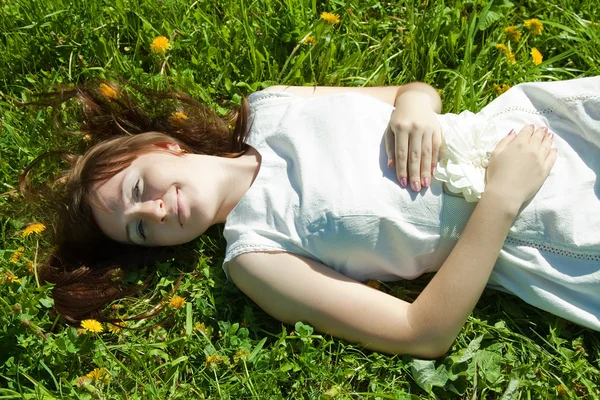 Omã deitado na grama do prado — Fotografia de Stock