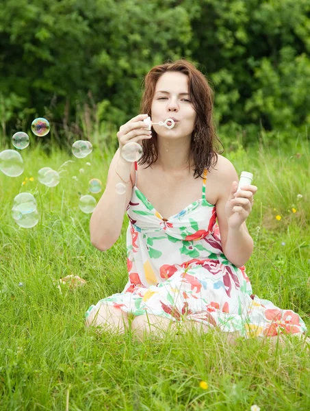 Дівчина робить мильні бульбашки — стокове фото