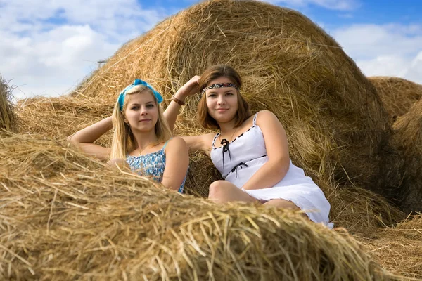 Country girls laying on hay — Stock Photo, Image