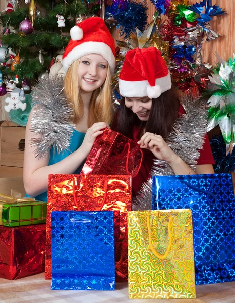 Flickor med julklappar — Stockfoto