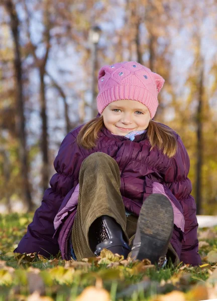Dívka sedící v podzimním parku — Stock fotografie
