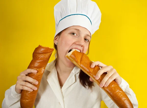 Kadın Fransız ekmeği yiyor — Stok fotoğraf