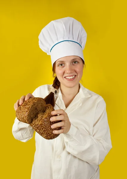 Piekarz jest przedstawienie świeżego chleba — Zdjęcie stockowe