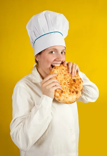 Baker is het testen van vers brood — Stockfoto
