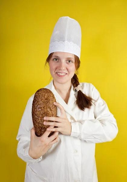 Bäcker zeigt frisches Brot — Stockfoto