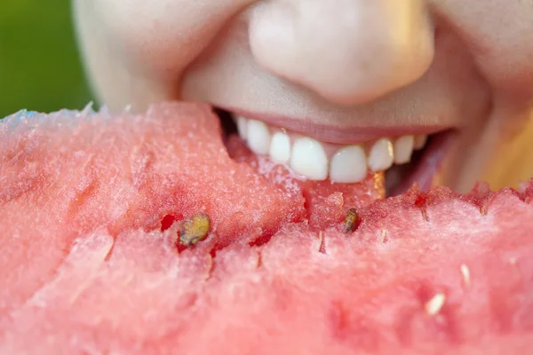 Zblízka ženy jíst meloun — Stock fotografie