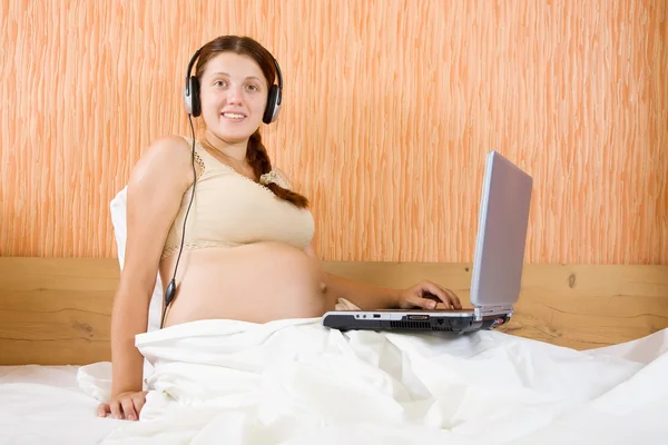 携带手提电脑的孕妇 — 图库照片