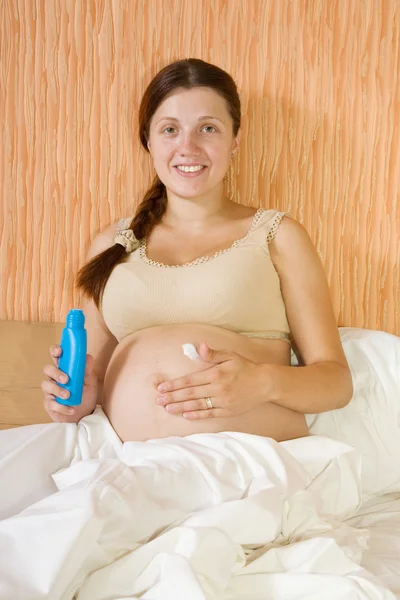 Έγκυος γυναίκα εφαρμογή κρέμας — Φωτογραφία Αρχείου