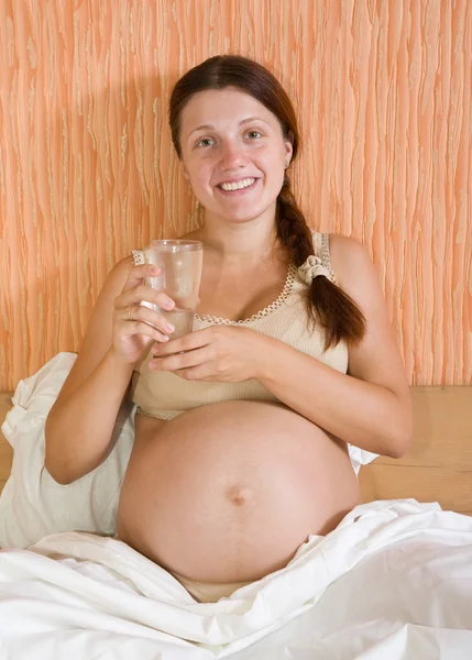 Chica embarazada con vaso de agua — Foto de Stock