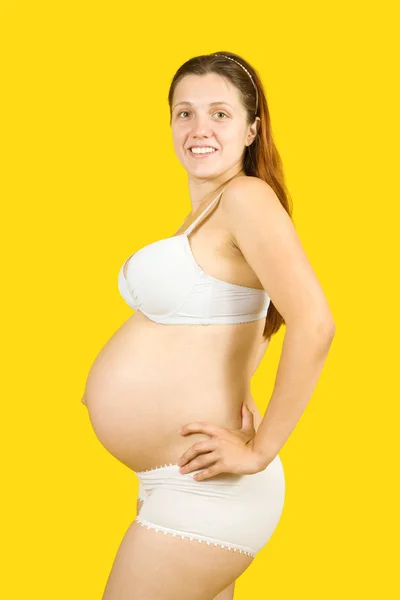 9 ヶ月妊娠中の女性の肖像画 — ストック写真