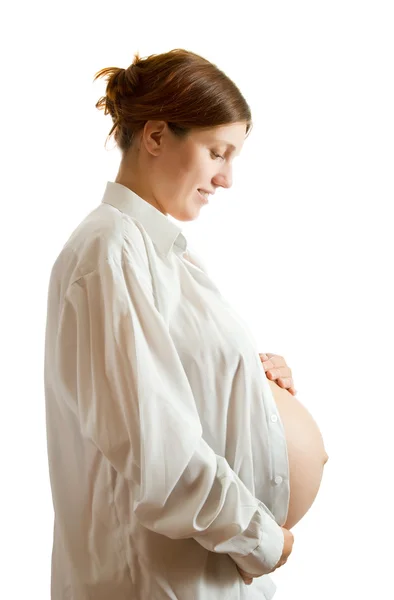 Mulher grávida em camisa branca sobre branco — Fotografia de Stock