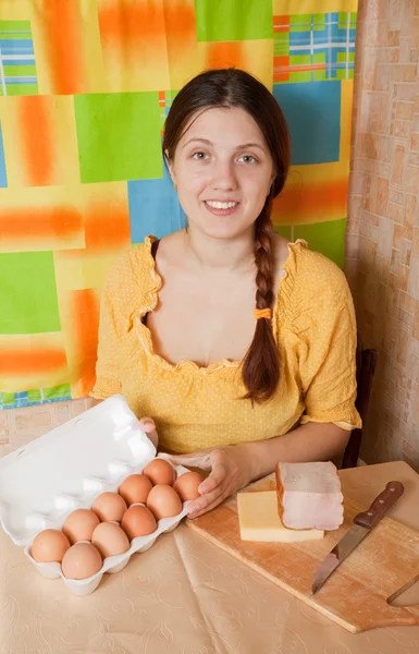Mladá žena se slaninou a vejci — Stock fotografie