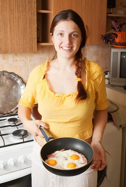 Γυναίκα με τηγανητά αυγά και μπέικον — Φωτογραφία Αρχείου