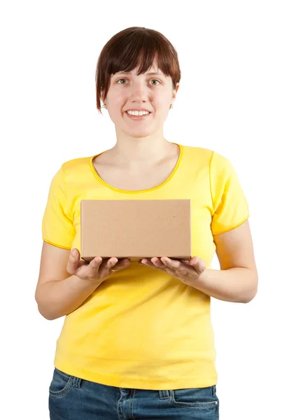 Giovane donna in possesso di scatola di cartone — Foto Stock