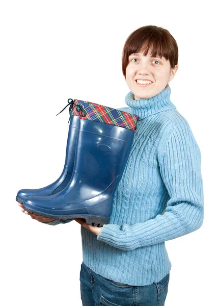 Mujer sosteniendo botas wellington impermeables —  Fotos de Stock