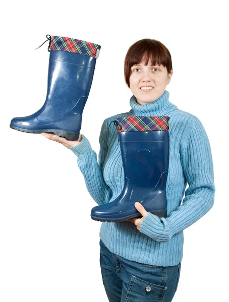 Mulher segurando botas de wellington impermeáveis — Fotografia de Stock