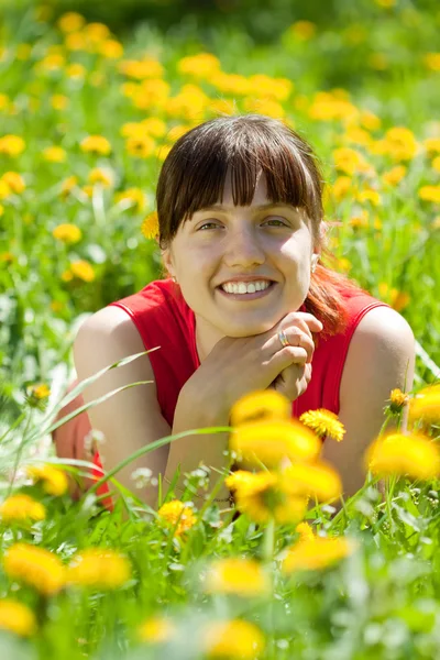 Donna sorridente rilassante in erba — Foto Stock