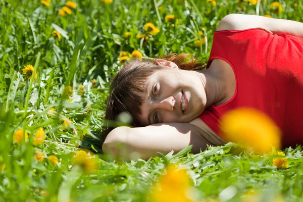 Vrouw liggen op weide gras — Stockfoto