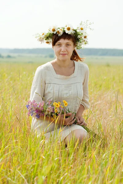 Girl in summer field — Stock Photo, Image