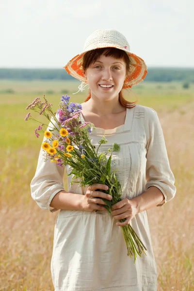 Žena s květy kytička — Stock fotografie