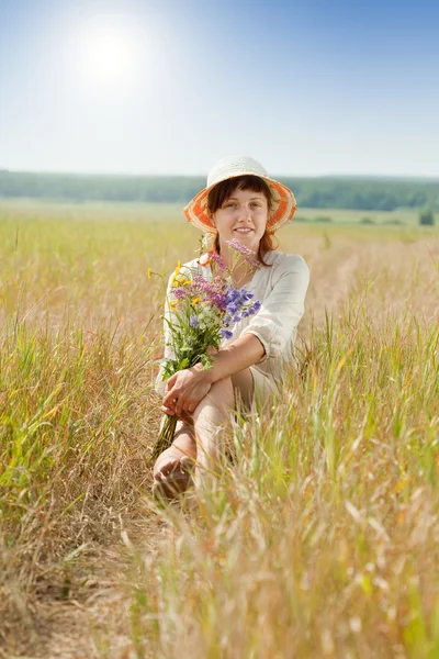 夏の畑の少女 — ストック写真