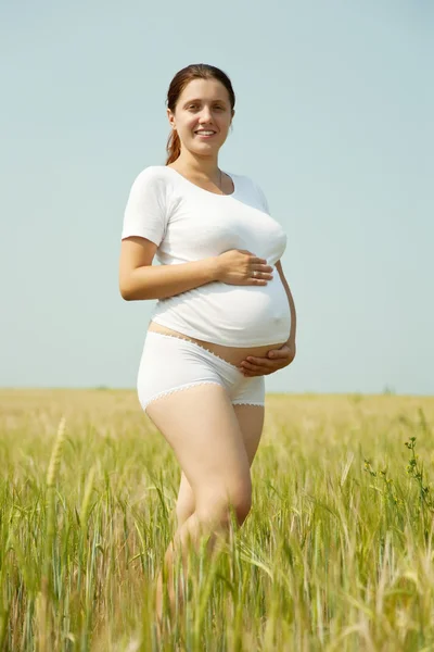 Femme enceinte dans le champ de blé — Photo