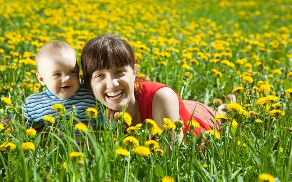 엄마와 아기 풀밭에 — 스톡 사진