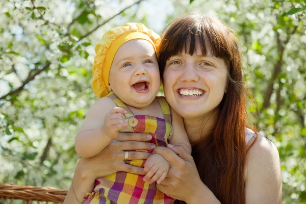 아기를 가진 행복 한 어머니 — 스톡 사진