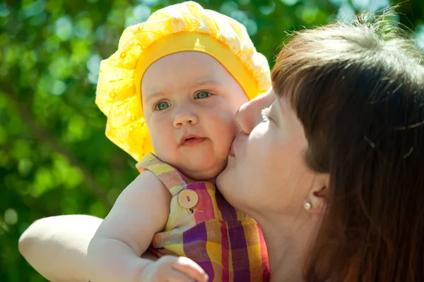 Happy matka líbání baby — Stock fotografie