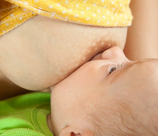 Małe dziecko, karmienie piersią — Zdjęcie stockowe
