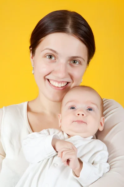 Щаслива мати зі своєю маленькою донькою — стокове фото