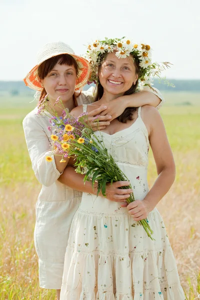 Δύο γυναίκες χαρούμενος στον τομέα καλοκαίρι — Φωτογραφία Αρχείου