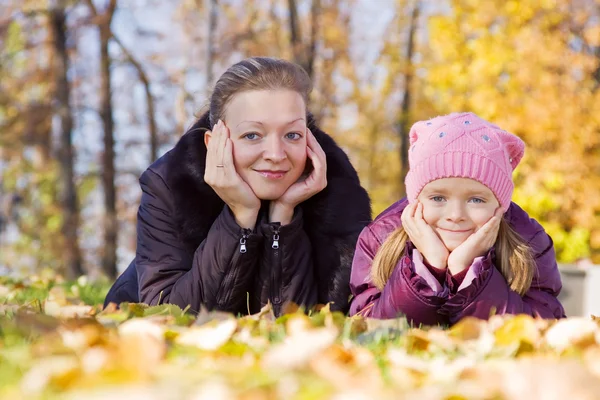 Жінка з дочкою восени — стокове фото