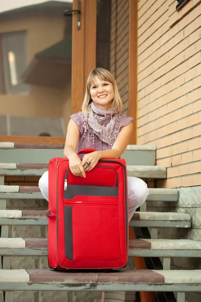 Donna felice con bagaglio — Foto Stock