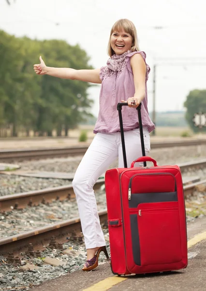 Mulher espera trem na estrada de ferro — Fotografia de Stock
