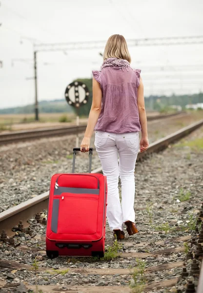 Женщина ходит по железной дороге — стоковое фото