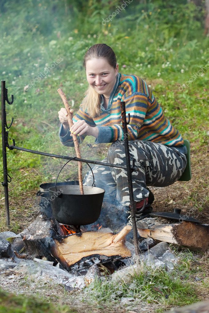 http://static7.depositphotos.com/1000572/685/i/950/depositphotos_6854354-Female-tourist-cooking-food-in.jpg