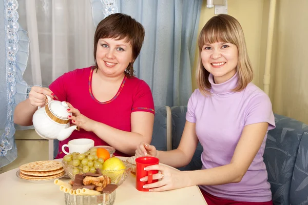 Donne sorridenti che prendono il tè — Foto Stock