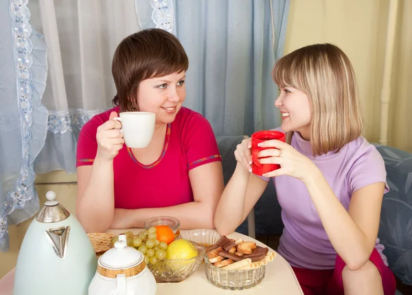 Girls drinking tea and gossiping — Stock Photo, Image