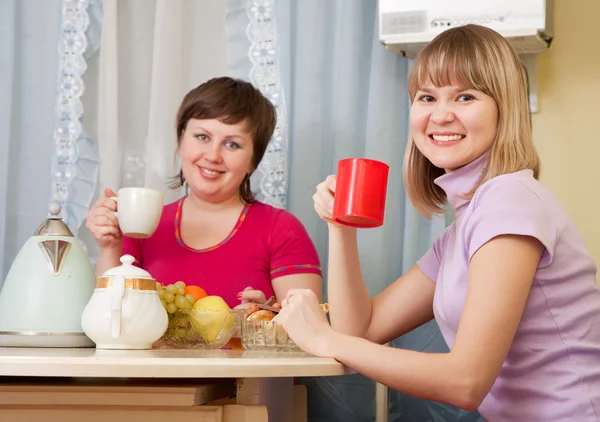 妇女在厨房喝茶 — 图库照片