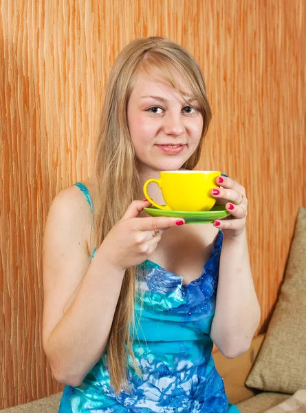 Meisje drinken koffie — Stockfoto