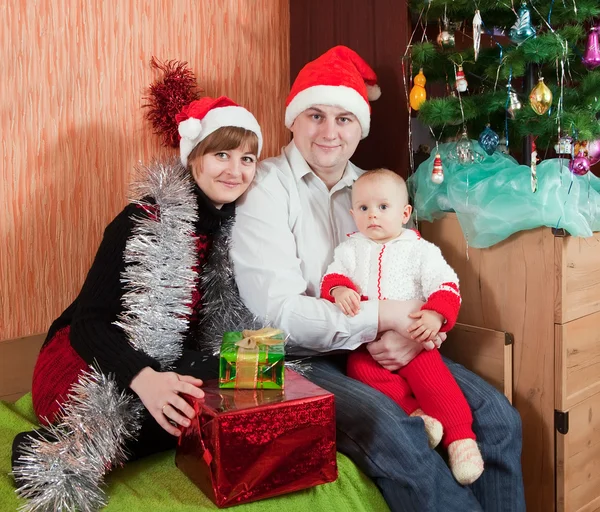 家庭在家里的圣诞树 — 图库照片